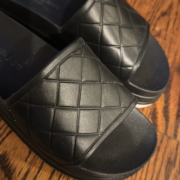 Stud EVA Beach Slides by J/Slides NYC. Faux quilted forefoot. Size 8. - Picture 4 of 4